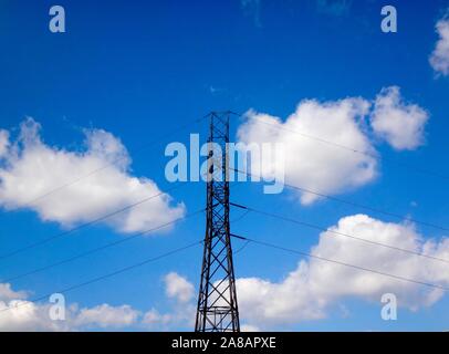 Elektrische Leitungen und Transformatoren Stockfoto