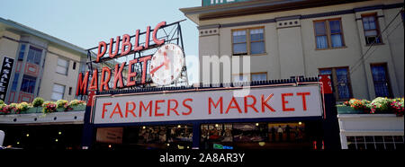 Low Angle View von Gebäuden in einem Markt, Pike Place Market, Seattle, Washington State, USA Stockfoto