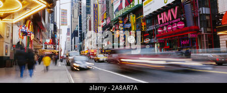 Der Verkehr auf der Straße, 42th Street, Manhattan, New York City, New York State, USA Stockfoto
