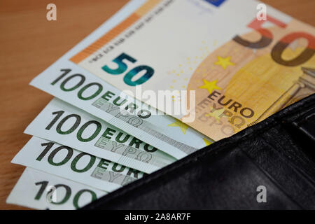 Schwarze Geldbörse mit Euro-banknoten Stockfoto