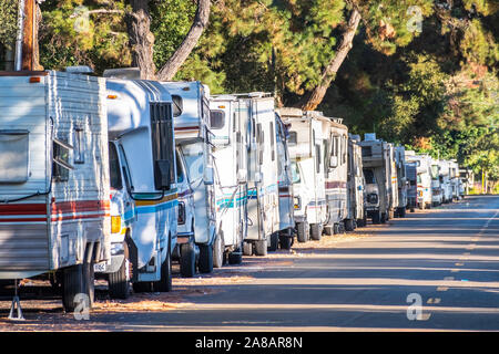 Nov 4, 2019 Mountain View/CA/USA - Camper und Wohnmobile in der Nähe von einander auf einer öffentlichen Straße im Silicon Valley geparkt; Symbol der Immobilienkrise e Stockfoto
