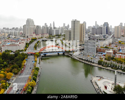 Luftaufnahme von Tianjin Stadtbild mit Haihe River und Wolkenkratzer. Städtebauliche Landschaft des modernen Stadt Tianjin, China. Oktober 28th, 2019 Stockfoto