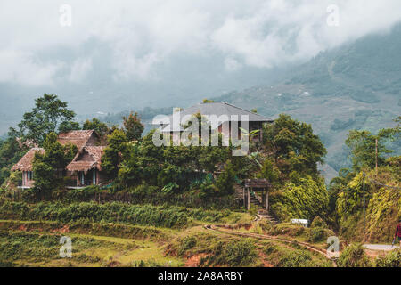 Häuser und Wohnungen auf Reisterrassen außerhalb der schönen Dorf Sapa in Nordvietnam, von Bergen umgeben Stockfoto