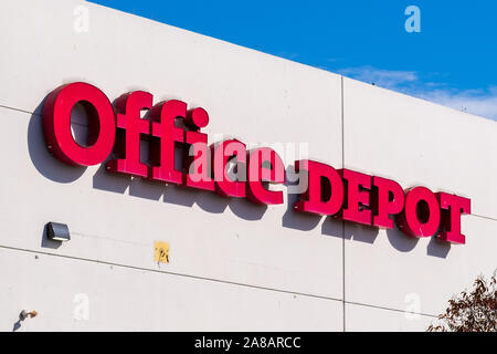 Okt 18, 2019 Emeryville/CA/USA - Office Depot Logo an einem ihrer Standorte in der San Francisco Bay Area; Office Depot, Inc. ist ein amerikanisches Büro s Stockfoto