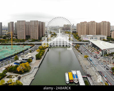 Luftaufnahme Stadtbild von Tianjin Riesenrad. Berühmte Tianjin Eye Riesenrad über der Brücke und die yongle Haihe River. Beliebte, moderne Wahrzeichen in Tianjin, China. Oktober 28th, 2019 Stockfoto