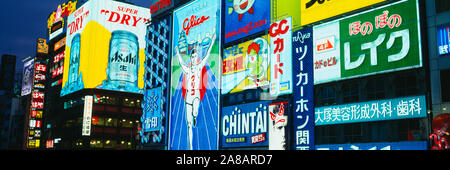 Plakate, abends beleuchtet, Dotombori Bezirk, Osaka, Japan Stockfoto