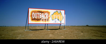 Reklametafeln auf eine Landschaft, Outback, Australien Stockfoto