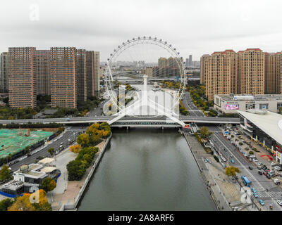 Luftaufnahme Stadtbild von Tianjin Riesenrad. Berühmte Tianjin Eye Riesenrad über der Brücke und die yongle Haihe River. Beliebte, moderne Wahrzeichen in Tianjin, China. Oktober 28th, 2019 Stockfoto