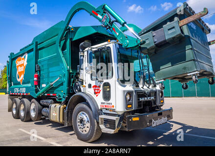 Ein Mack Müllwagen leert einen Abfallbehälter bei Carolina Abfall & Recycling LLC, April 6, 2015, in North Charleston, South Carolina. Stockfoto