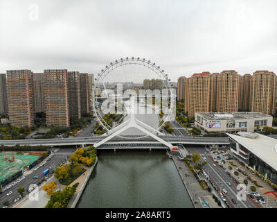 Luftaufnahme Stadtbild von Tianjin Riesenrad. Berühmte Tianjin Eye Riesenrad über der Brücke und die yongle Haihe River. Beliebte, moderne Wahrzeichen in Tianjin, China. Oktober 28th, 2019 Stockfoto