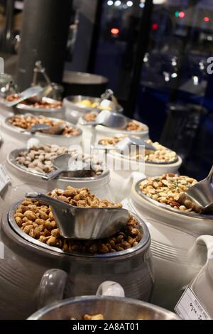 Reihen von Muttern in Selbstbedienung Gläser in Paris Frankreich Stockfoto