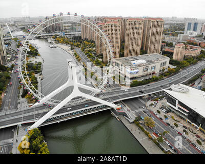 Luftaufnahme Stadtbild von Tianjin Riesenrad. Berühmte Tianjin Eye Riesenrad über der Brücke und die yongle Haihe River. Beliebte, moderne Wahrzeichen in Tianjin, China. Oktober 28th, 2019 Stockfoto
