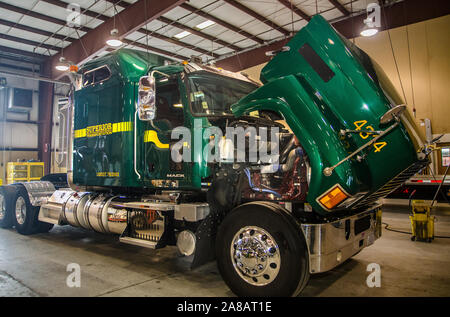 Ein Mack Pinnacle Lkw sitzt in der mechanischen Werkstatt für die routinemäßige Wartung an Superior Transport, Oktober 2, 2015, in North Charleston, South Carolina. Stockfoto