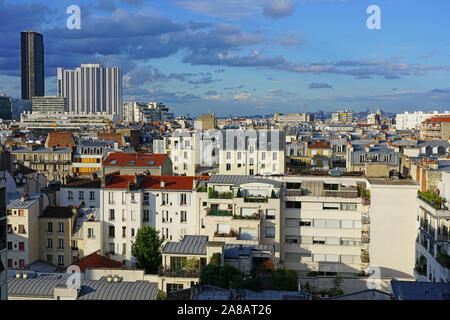 PARIS, Frankreich - 20 May 2019 - Tag Blick auf Gebäudedächern im 14. arrondissement von Paris, am linken Seine-Ufer, in der Nähe von Montparnasse. Stockfoto