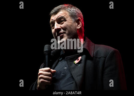 Manchester, Großbritannien. 7. November 2019. Ian Byrne, Kandidat für Liverpool West Derby, spricht an der allgemeinen Wahl Kundgebung an der O2 Apollo in Ardwick, Manchester statt. © Russell Hart/Alamy Leben Nachrichten. Stockfoto