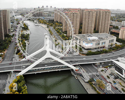 Luftaufnahme Stadtbild von Tianjin Riesenrad. Berühmte Tianjin Eye Riesenrad über der Brücke und die yongle Haihe River. Beliebte, moderne Wahrzeichen in Tianjin, China. Oktober 28th, 2019 Stockfoto