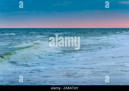 Wellen an der Auswaschung auf Folly Beach, Oktober 12, 2015, in der Folly Beach, South Carolina. Die Gegend ist beliebt bei Surfern wegen seiner hohen Wellengang. Stockfoto