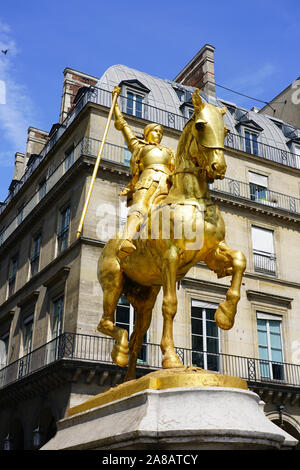 PARIS, Frankreich-22 Jul 2019 - Tagesansicht des vergoldeter Bronze Statue der Jeanne d Arc auf der Place des Pyramides in Paris. Es war ein Sammelpunkt für t Stockfoto