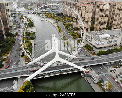 Luftaufnahme Stadtbild von Tianjin Riesenrad. Berühmte Tianjin Eye Riesenrad über der Brücke und die yongle Haihe River. Beliebte, moderne Wahrzeichen in Tianjin, China. Oktober 28th, 2019 Stockfoto