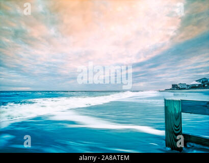 Wellen an der Auswaschung auf Folly Beach, Oktober 12, 2015, in der Folly Beach, South Carolina. Die Gegend ist beliebt bei Surfern wegen seiner hohen Wellengang. Stockfoto