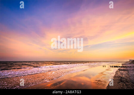 Die Sonne an der Auswaschung auf Folly Beach, 3. April 2015, in der Folly Beach, South Carolina. Der Strand ist für sein erstklassiges Surfen bekannt. Stockfoto