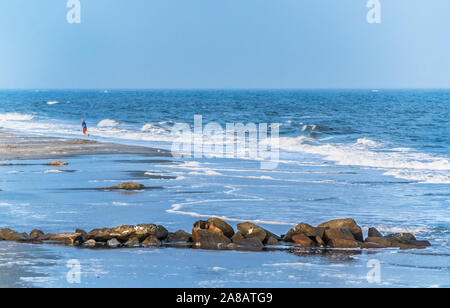 Wellen an der Auswaschung auf Folly Beach, 3. April 2015, in der Folly Beach, South Carolina. Der Strand ist für sein erstklassiges Surfen bekannt. Stockfoto