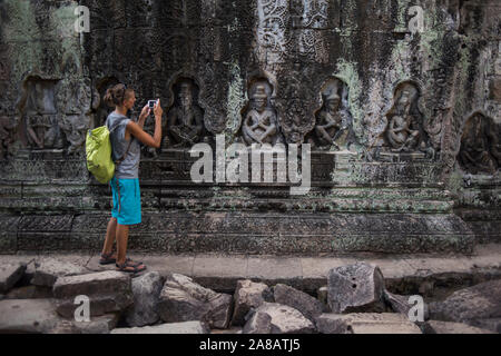Eine weibliche Touristen in Ihr Besuch der Ansicht des Preah Khan Tempel in Angkor Wat Historical Site, Siem Reap, Kambodscha. Stockfoto