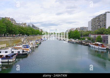 PARIS, Frankreich - 20 May 2019 - Peniche Hausboote günstig auf der Seine in Paris, zwischen dem rechten und dem linken Ufer. Stockfoto