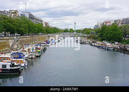 PARIS, Frankreich - 20 May 2019 - Peniche Hausboote günstig auf der Seine in Paris, zwischen dem rechten und dem linken Ufer. Stockfoto