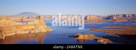 Felsformationen an einem See, gunsight Butte, Lake Powell, Glen Canyon National Recreation Area, Arizona, Utah, USA Stockfoto