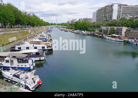 PARIS, Frankreich - 20 May 2019 - Peniche Hausboote günstig auf der Seine in Paris, zwischen dem rechten und dem linken Ufer. Stockfoto
