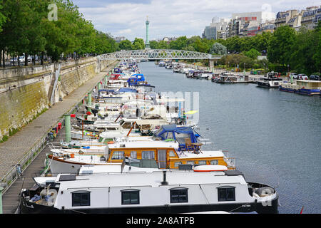PARIS, Frankreich - 20 May 2019 - Peniche Hausboote günstig auf der Seine in Paris, zwischen dem rechten und dem linken Ufer. Stockfoto