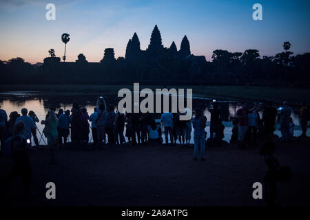 Eine große Gruppe von Touristen Bilder bei Sonnenaufgang vor den Tempeln von Angkor Wat, Siem Reap, Kambodscha. Stockfoto