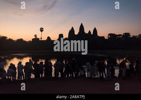 Eine große Gruppe von Touristen Bilder bei Sonnenaufgang vor den Tempeln von Angkor Wat, Siem Reap, Kambodscha. Stockfoto