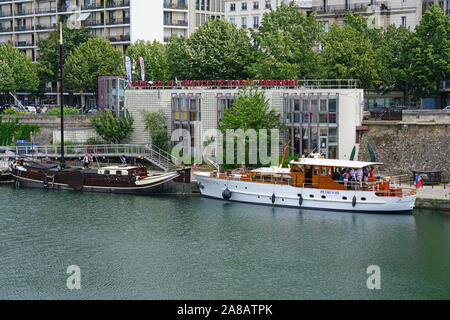 PARIS, Frankreich - 20 May 2019 - Peniche Hausboote günstig auf der Seine in Paris, zwischen dem rechten und dem linken Ufer. Stockfoto