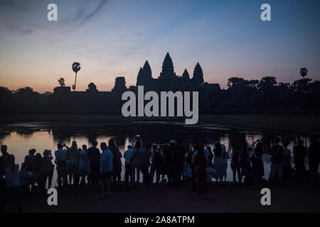 Eine große Gruppe von Touristen Bilder bei Sonnenaufgang vor den Tempeln von Angkor Wat, Siem Reap, Kambodscha. Stockfoto