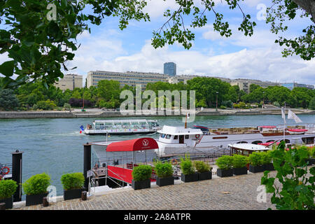 PARIS, Frankreich - 20 May 2019 - Peniche Hausboote günstig auf der Seine in Paris, zwischen dem rechten und dem linken Ufer. Stockfoto