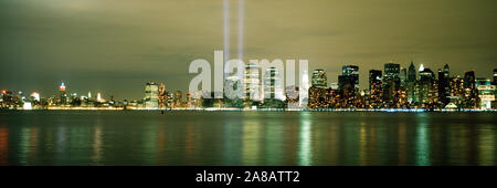 Beleuchtete Manhattan Skyline bei Nacht, New York City, New York State, USA Stockfoto