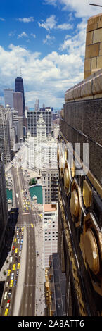 Luftaufnahme einer Stadtlandschaft, der Michigan Avenue, auf dem Weg zu Hancock Gebäude aus Hartmetall Building, Chicago, Cook County, Illinois, USA suchen Stockfoto