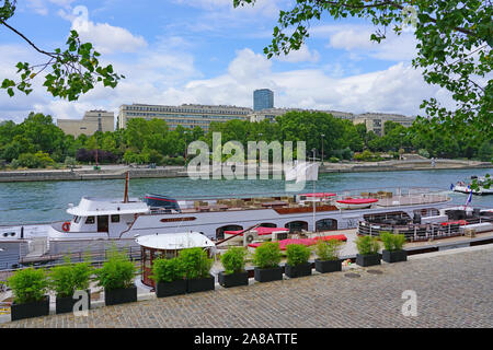 PARIS, Frankreich - 20 May 2019 - Peniche Hausboote günstig auf der Seine in Paris, zwischen dem rechten und dem linken Ufer. Stockfoto