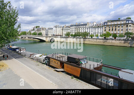 PARIS, Frankreich - 20 May 2019 - Peniche Hausboote günstig auf der Seine in Paris, zwischen dem rechten und dem linken Ufer. Stockfoto
