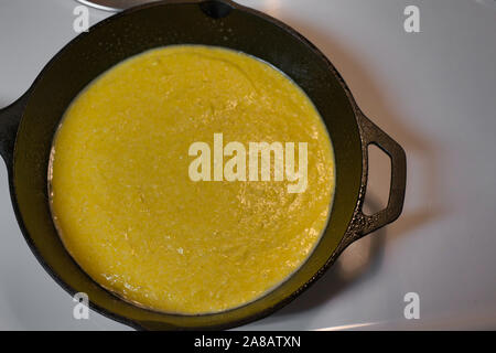 Mais Brot in einer gusseisernen Pfanne gekocht ist eine südliche Klassiker. Butter und Ahornsirup für einen erstaunlichen Beilage hinzufügen. Stockfoto