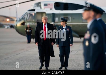 Us-Präsident Donald Trump disembarks Marine One begleitet zu Air Force One von Oberst Rebecca Sonkiss bei Joint Base Andrews November 6, 2019 in Clinton, Maryland. Stockfoto