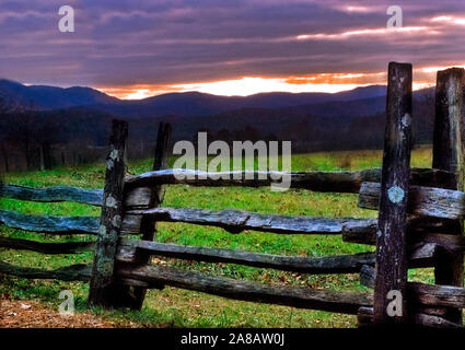 Die Sonne hinter einer alten hölzernen Zaun in Cades Cove in der Great Smoky Mountains National Park. Stockfoto