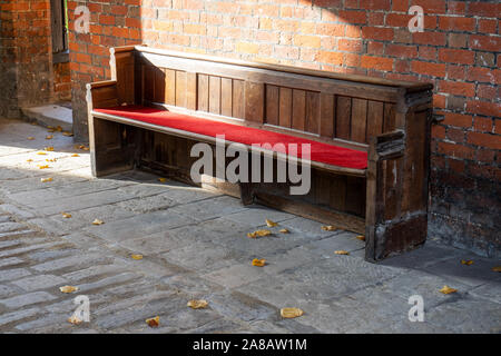 Eine alte Kirche pew außerhalb eines Gebäudes Stockfoto
