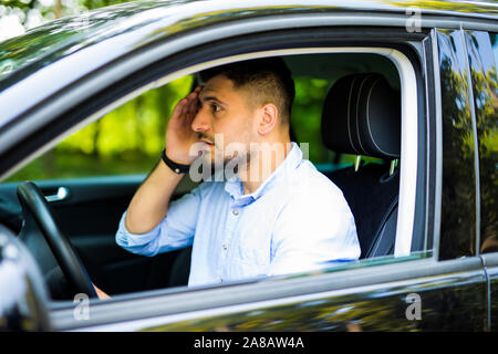 Betonte junge Fahrer Mann in seinem Auto Stockfoto