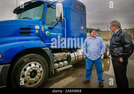 Ein Treiber für Highway Transport chemische Gespräche mit HTC Wartung Direktor Larry Edwards, Dez. 17, 2014, am Sitz der Gesellschaft in Knoxville. Stockfoto