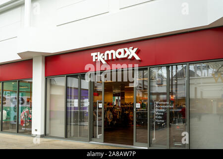 Das Äußere eines TK Max Store in einem Einkaufszentrum oder im Einkaufszentrum Stockfoto