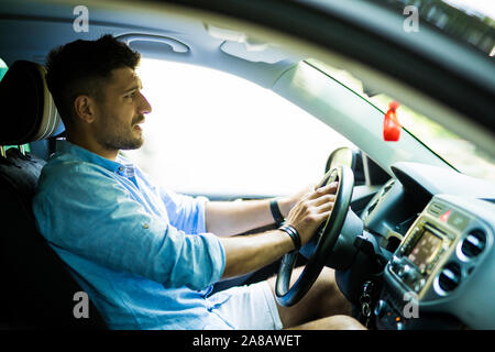 Wütende aggressive Fahrer Signalton und Ausrufe im Auto. Road Rage Konzept. Stockfoto