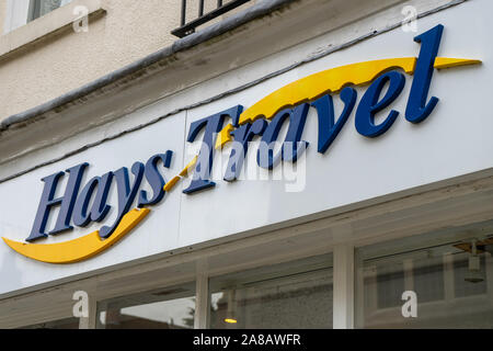 Das Zeichen über eine Hays Travel Shop oder speichern Stockfoto